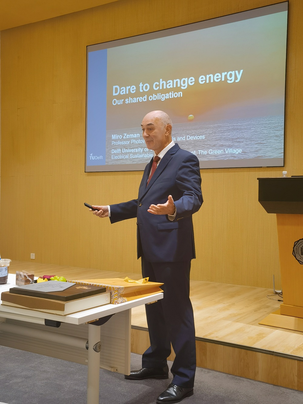 荷兰代尔夫特理工大学顶尖学者Miro Zeman教授应邀来我院作前沿学术讲座